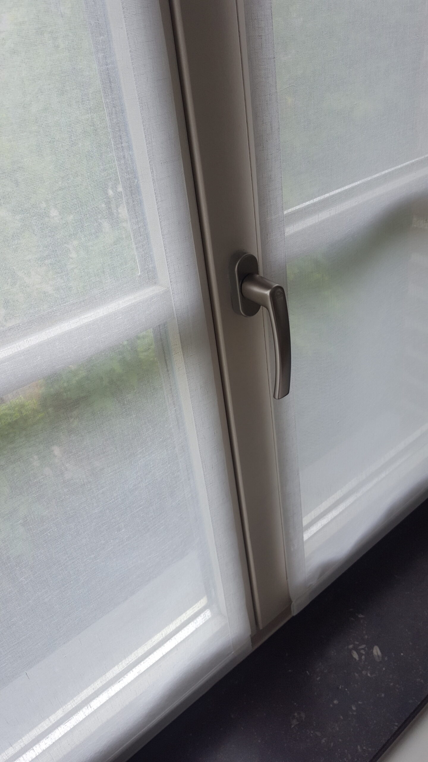 Vast-Paneel-op-velcro-op raam-gemonteerd