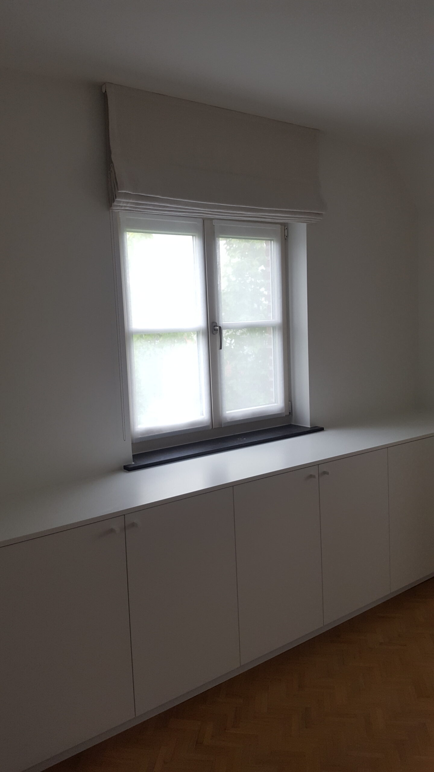 Vouwgordijn-Vast-Paneel-op-velcro-op raam-gemonteerd