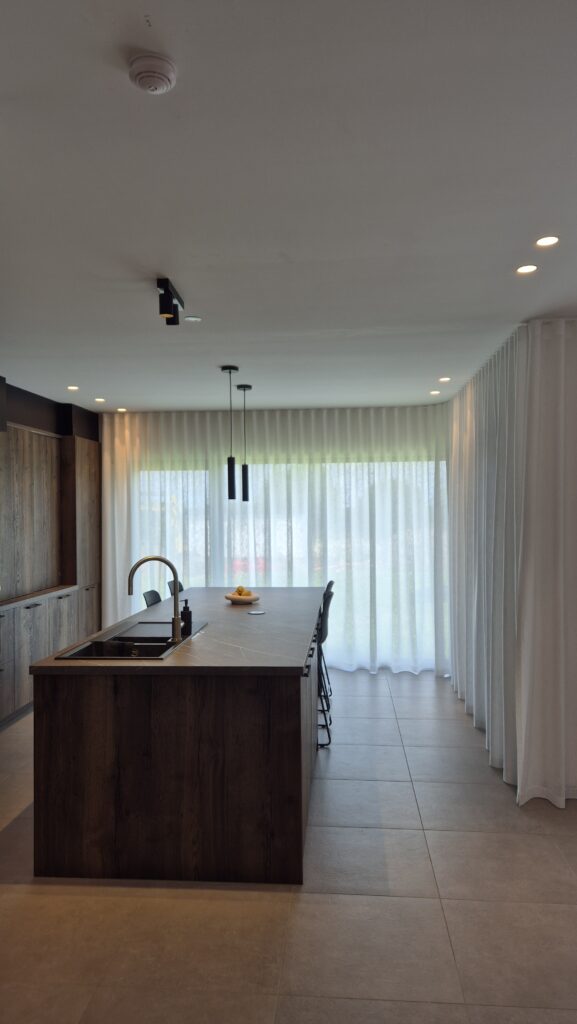 Keuken-achterwaartse plooi-gordijnen-Premium-Bolonia-JM-Selection