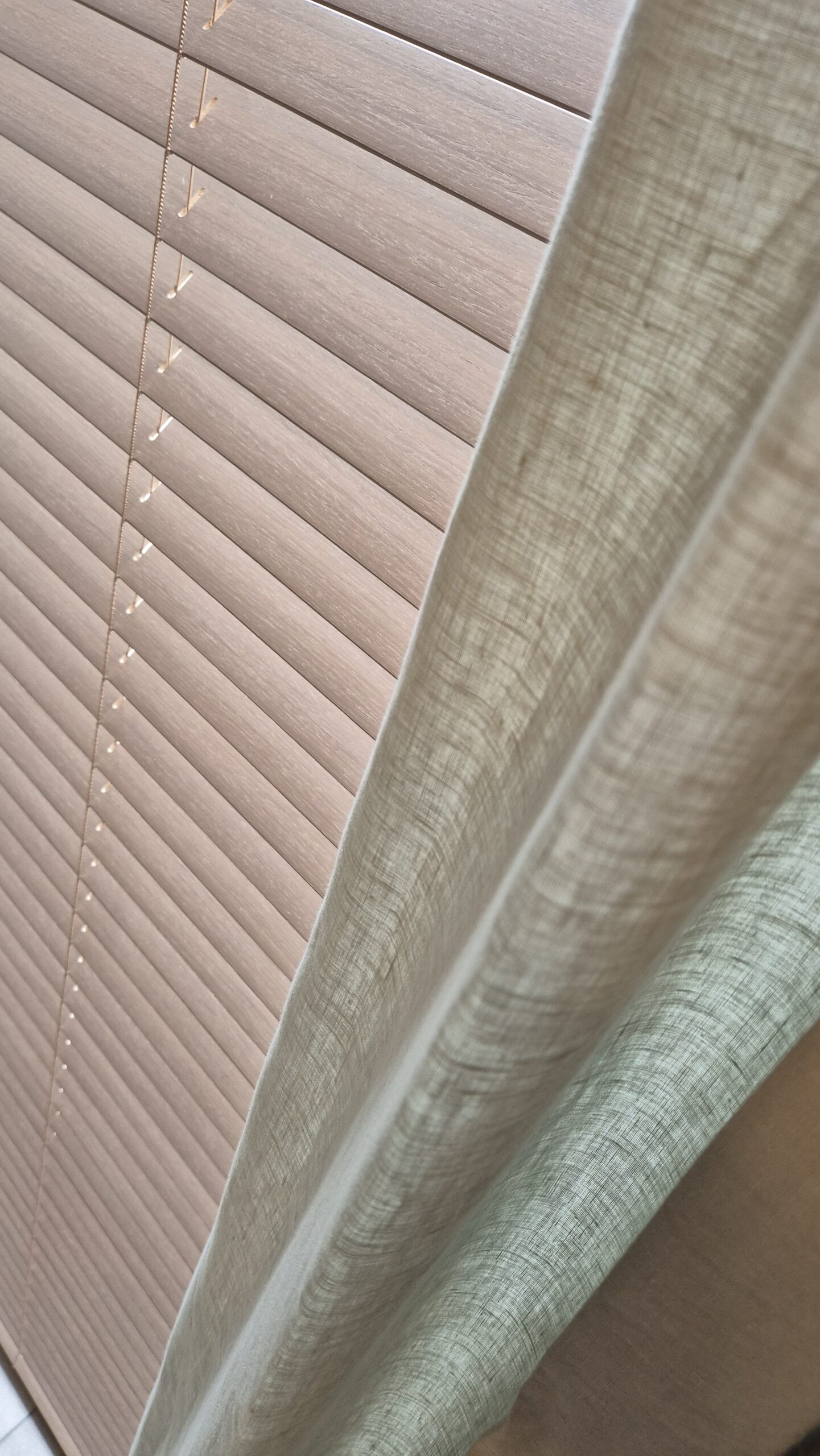 Gordijnen-houten-jaloezieën-combinatie