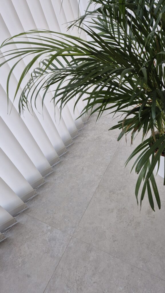 Vertikaal lamellen gordijn systeem