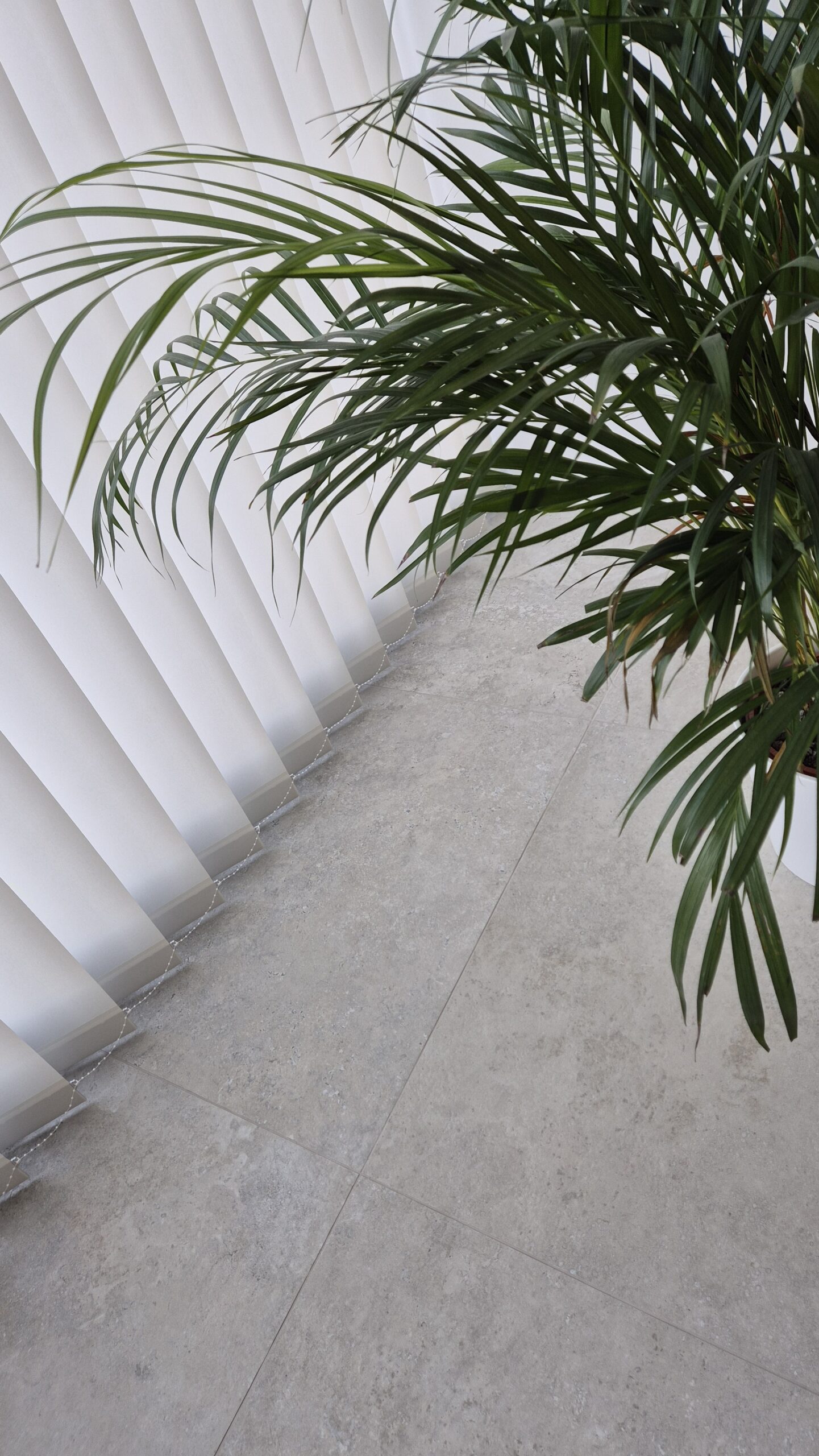 Vertikaal lamellen gordijn systeem