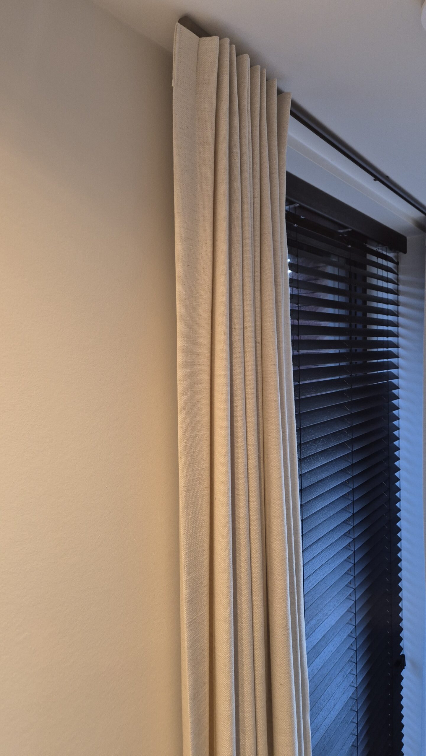 Gordijnen-houten-jaloezie-combinatie
