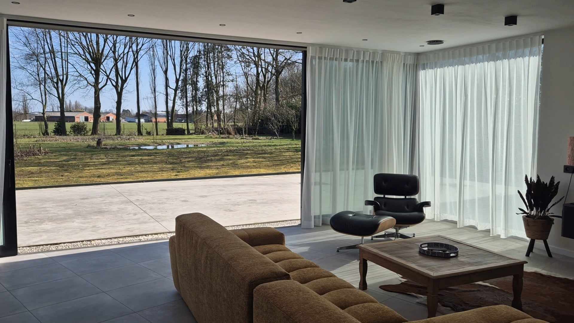 Transparant gordijn. Confectie stijl enkele plooi