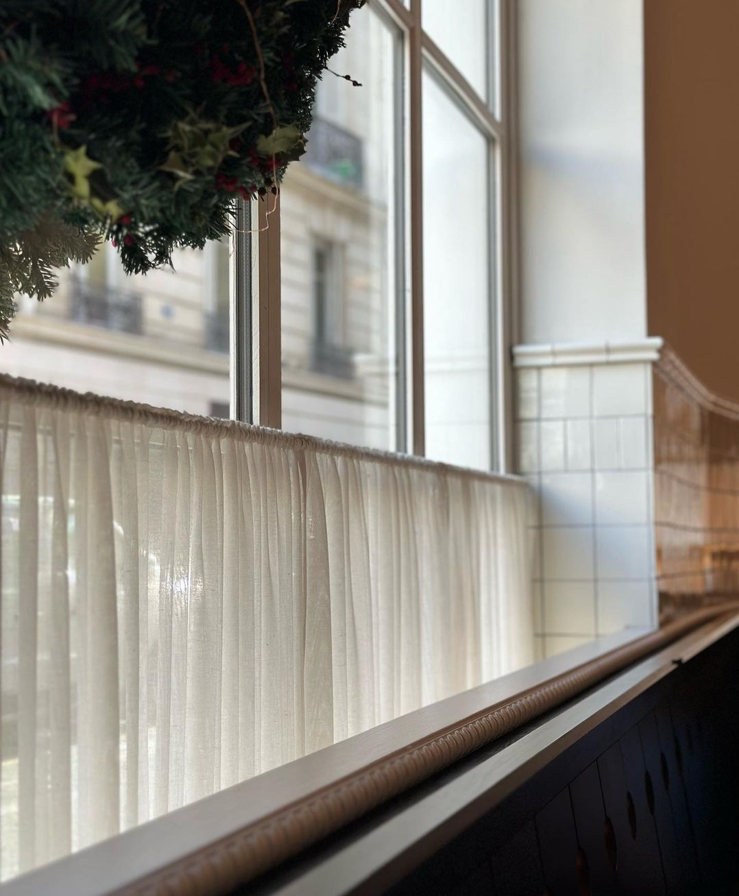 Natuurlijk linnen op Smeedijzeren roede